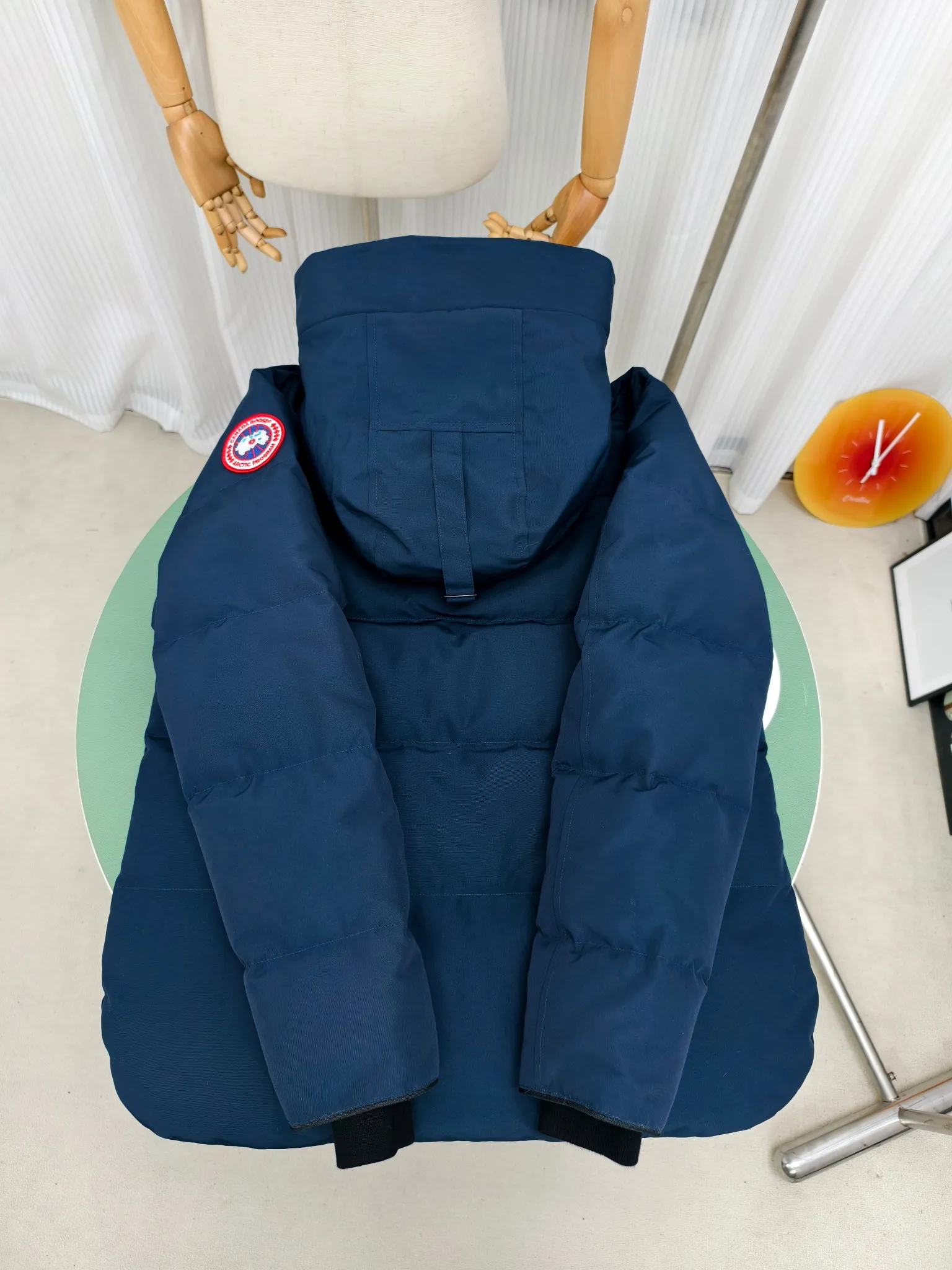 P700————2080M/New 17 models (higher version) Canada goose MacMillan parka. The MacMillan Parka features an innovative design with a streamlined hood detail, added shoulder straps and two additional interior pockets. This hip-length parka offers warmth and style with its quilted design and curved hem. Filled with extremely fluffy white duck down. The MacMillan Parka provides essential protection in all weathers. The adjustable down-connected hood improves warmth and protects against harsh weather. Rib knit cuffs tucked into the interior. The hood is equipped with a detachable zipper guard, and the hood trim can be replaced to create a personalized style and provide more protection (this jacket can be matched with wolf fur collar accessories, choose by yourself) ❤️The only version in the market Color: black red label black black label gray red label gray black label off-white red label navy red label Size: XS-2XL